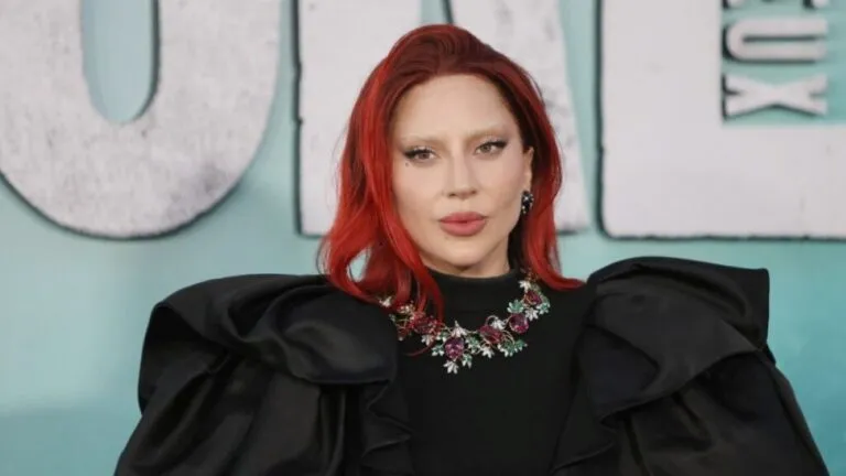 Lady Gaga CEO de Haus Labs durante una presentación profesional de productos de maquillaje vinculada con Nueva York.
