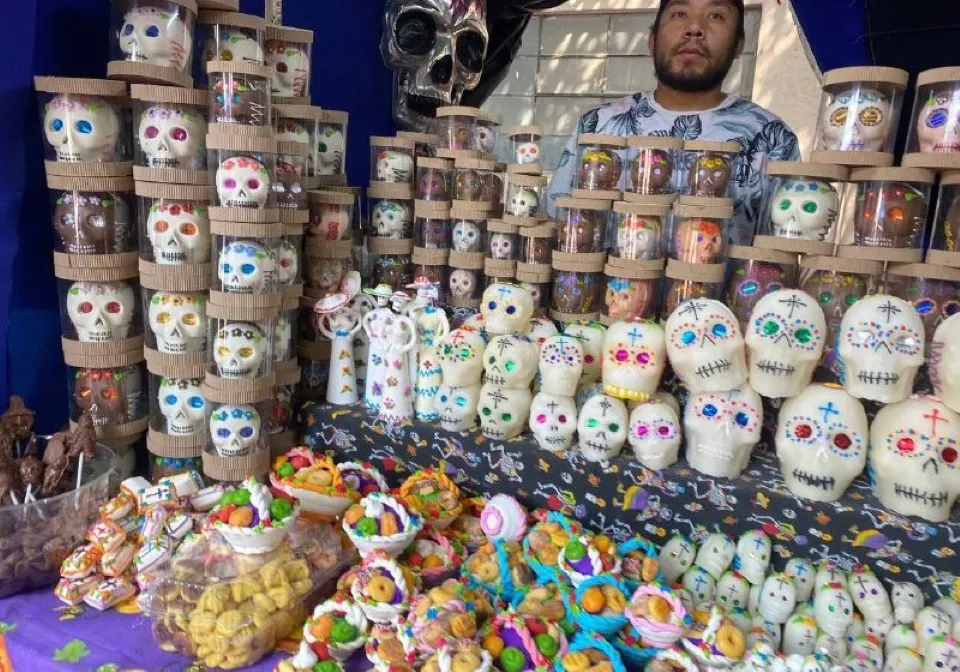 Calaveritas de Querétaro elaboradas artesanalmente con azúcar, chocolate y alfeñique para las celebraciones de Día de Muertos.