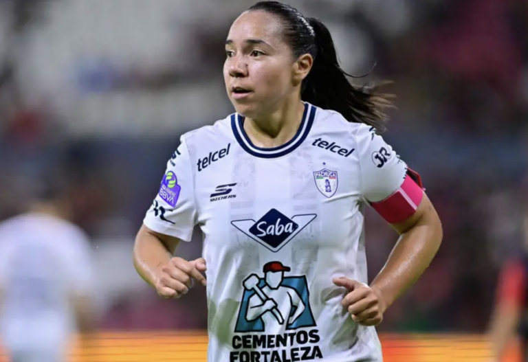 Charlyn Corral recibió el reconocimiento a Delantera del Año.