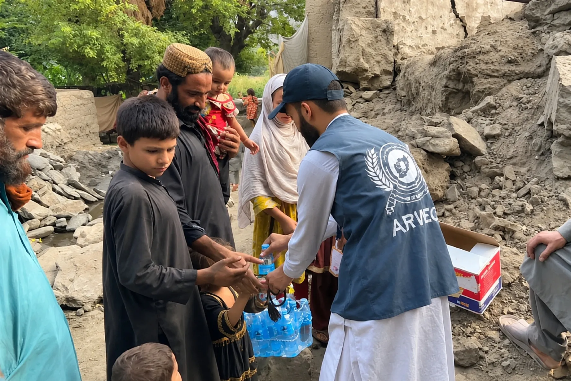 Crisis humanitaria en Afganistán afecta a comunidades con desnutrición, pobreza, escasez de agua y limitado acceso a servicios médicos.