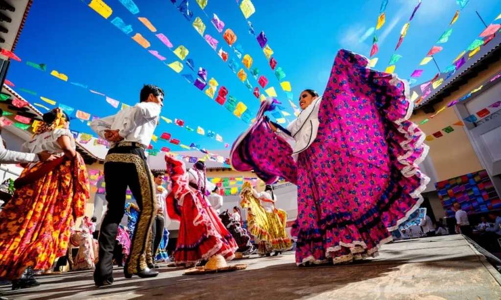 Cultura en México representada por artesanías tradicionales que contribuyen a la economía y generan oportunidades laborales.