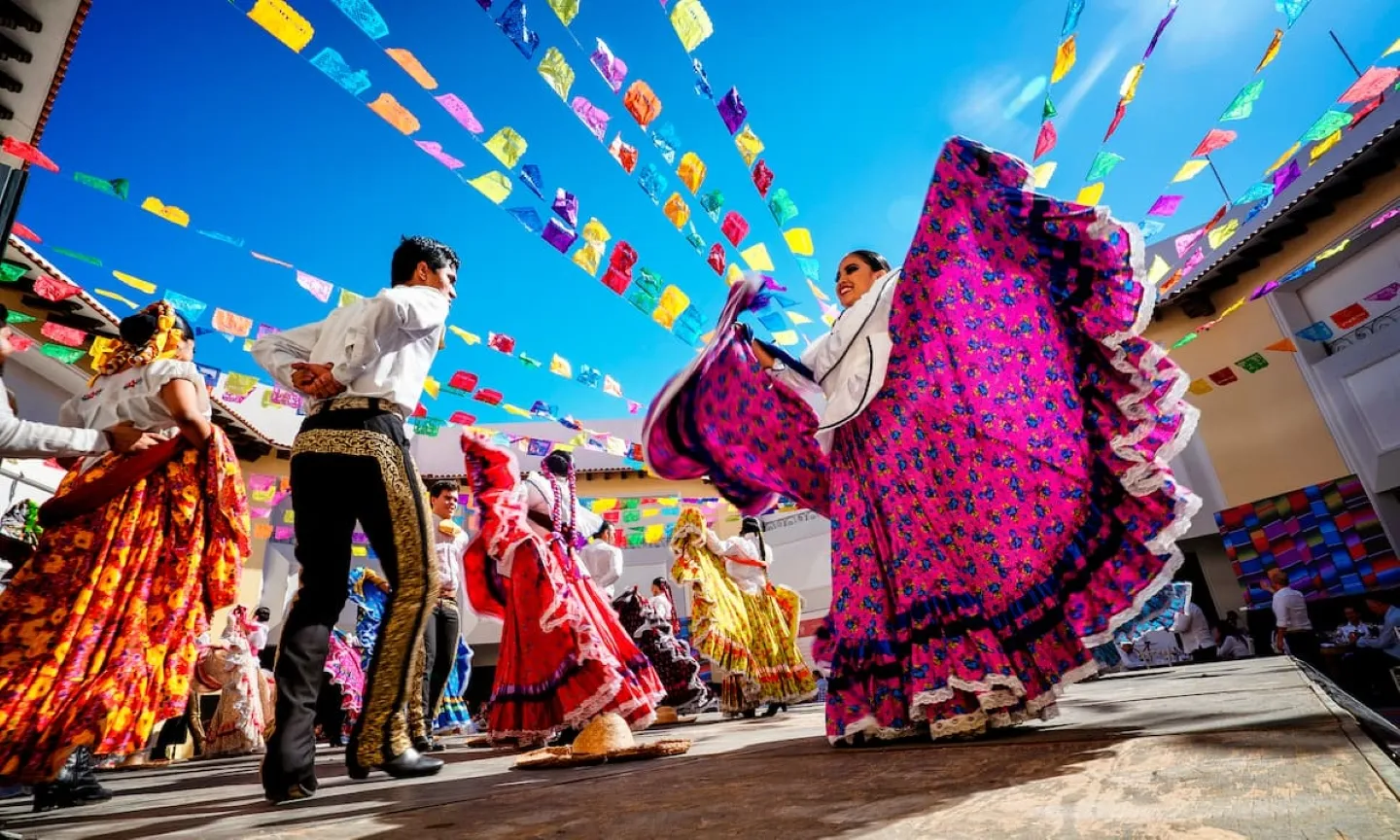Cultura en México representada por artesanías tradicionales que contribuyen a la economía y generan oportunidades laborales.