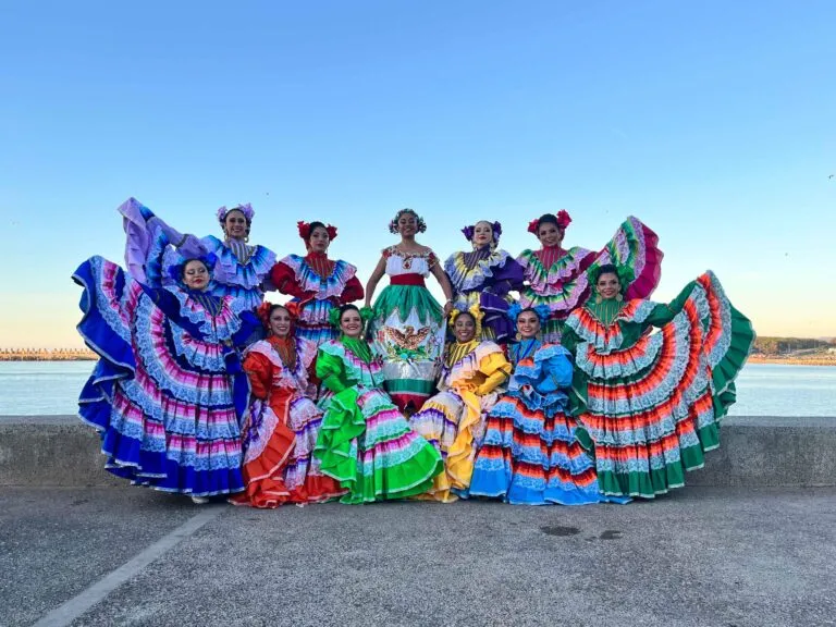 Ballet Folclórico de Guadalajara presenta Legado de México con danza, música y vestuarios tradicionales en el Teatro Degollado.