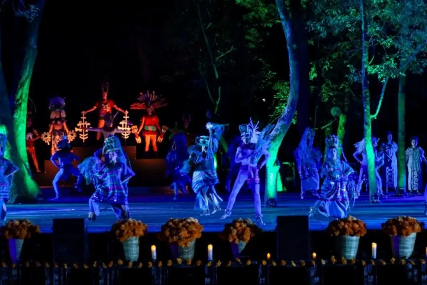 Bailarines mexicanos presentan un espectáculo de Día de Muertos en el Bosque de Chapultepec
