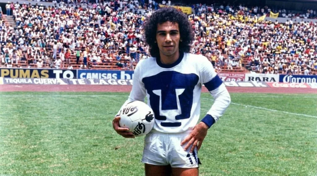 Hugo Sánchez, leyenda del futbol mexicano, celebra 50 años de su debut con Pumas y su histórica trayectoria internacional.
