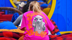 Playera rosa con borreguito de Natalia Alcocer en La Granja VIP