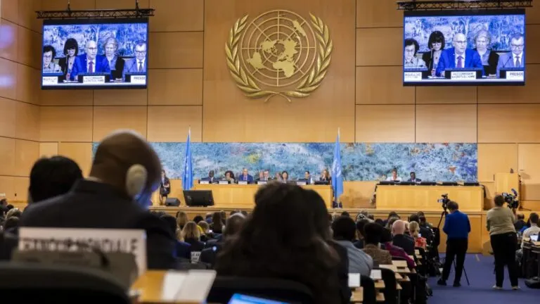 Representantes internacionales durante un debate relacionado con la situación de los derechos humanos en Irán