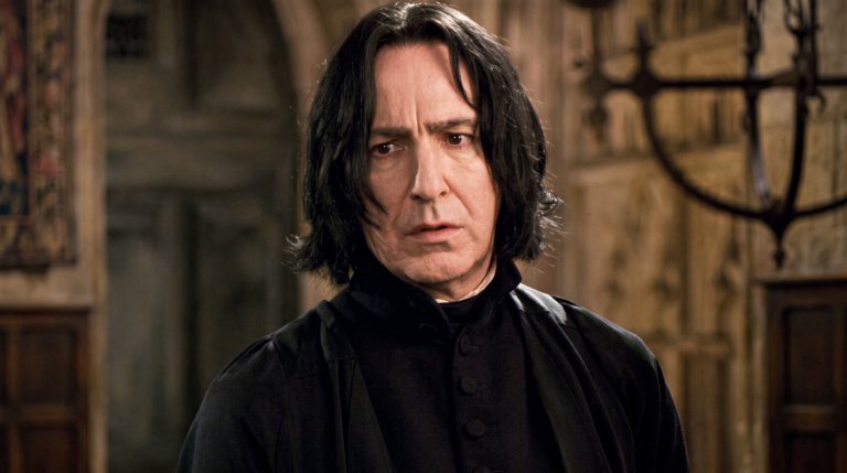 Alan Rickman como Severus Snape, con cabello negro y traje oscuro abotonado, en un escenario de Hogwarts.