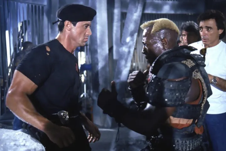 Demolition Man, película protagonizada por Sylvester Stallone que imaginó tecnologías futuras y mencionó a Arnold Schwarzenegger como presidente.