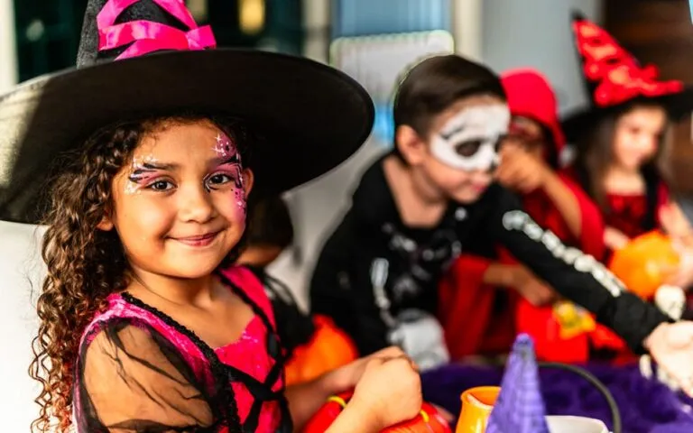 Niñas y niños salen a pedir calaverita durante las celebraciones de Día de Muertos y Halloween en México.