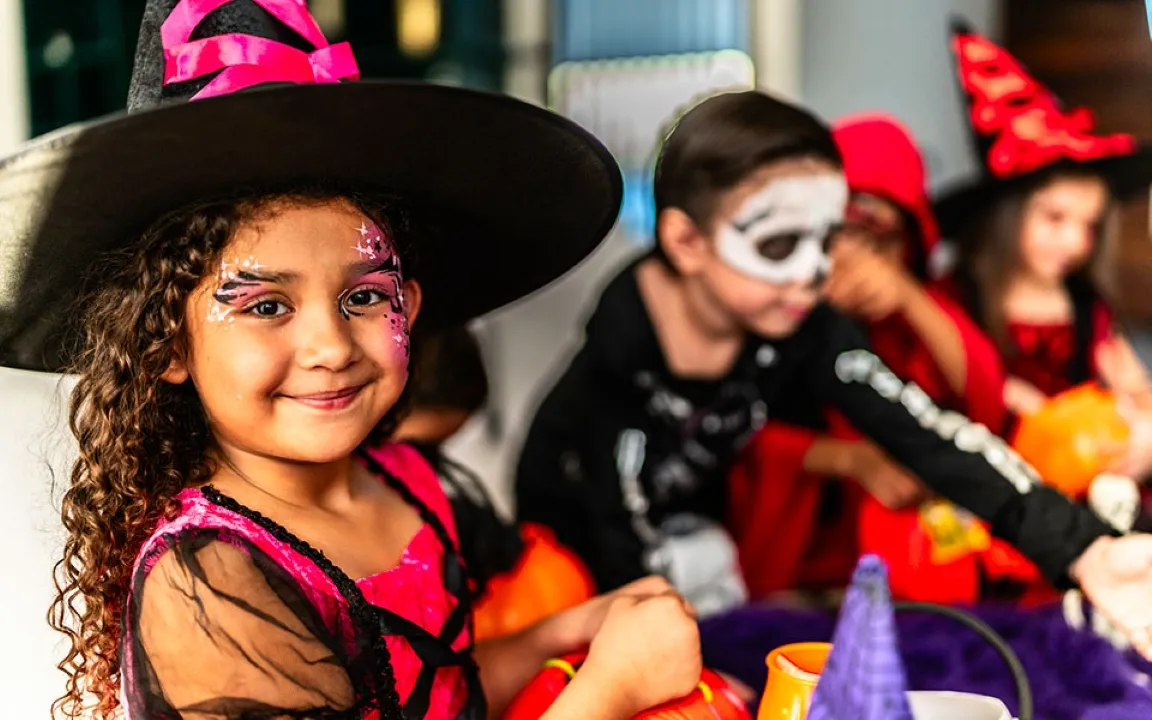 Niñas y niños salen a pedir calaverita durante las celebraciones de Día de Muertos y Halloween en México.