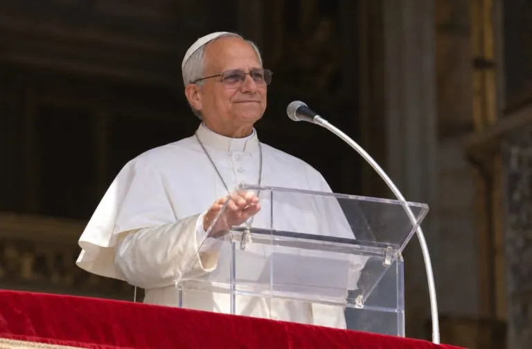 Papa León XIV diagnosticado con cáncer de pulmón y hospitalizado en Roma después de una intervención quirúrgica exitosa.