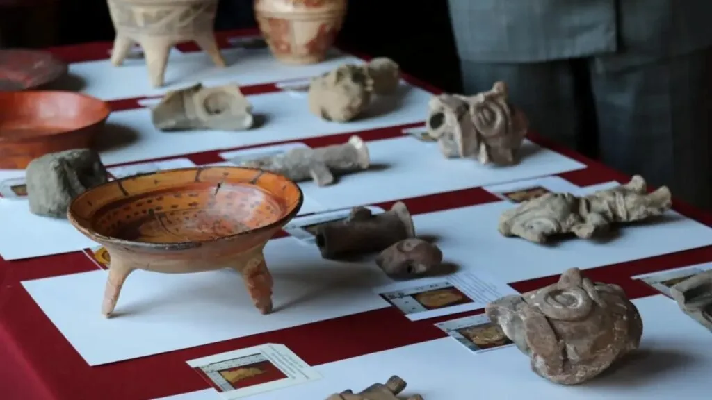 Piezas arqueológicas mexicanas exhibidas en un museo que representan la recuperación de más de 5 mil bienes culturales procedentes del extranjero.