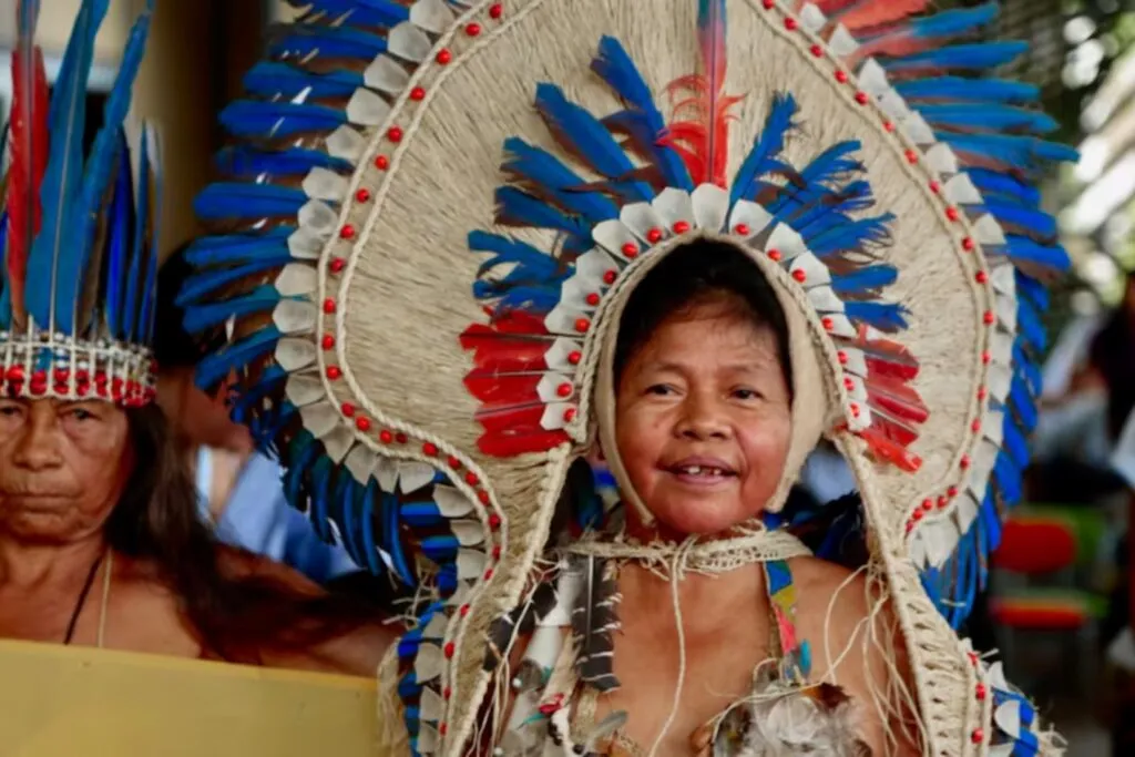 Día de la Raza en México y su significado como Día de la Nación Pluricultural para reconocer las tradiciones y los pueblos indígenas.