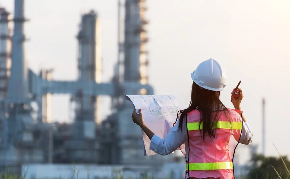 Mujeres en tecnología trabajan en proyectos de ingeniería y telecomunicaciones mientras impulsan una mayor participación femenina en México.