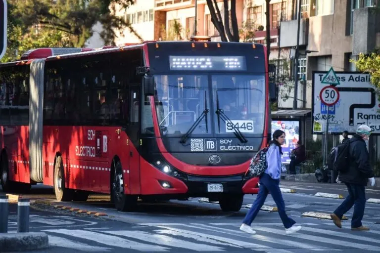 Mujeres en el Metrobús conducen la Ruta Quetzalcóatl de la Ciudad de México con unidades eléctricas rumbo al aeropuerto.
