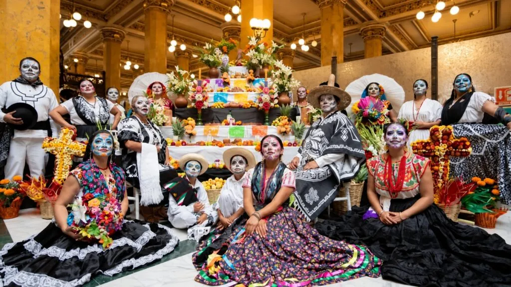 Día de Muertos en Oaxaca reunirá comparsas, altares, flores de cempasúchil, gastronomía y más de 100 actividades culturales.