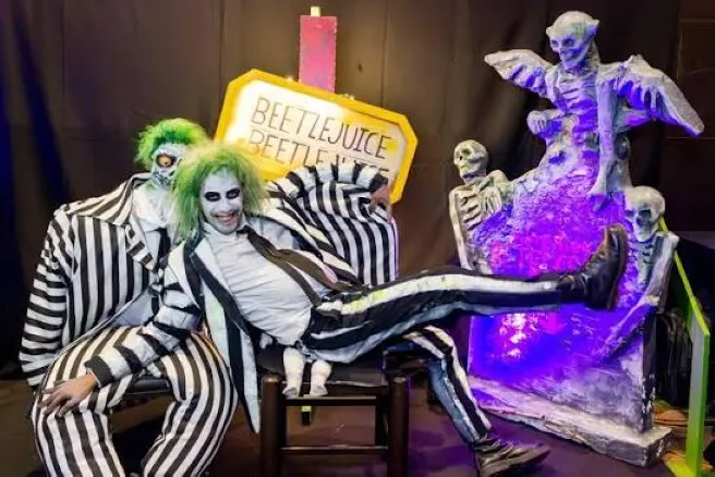Toy Fest 2026 en Ciudad de México con figuras de colección y decoración inspirada en el cine fantástico de Tim Burton.